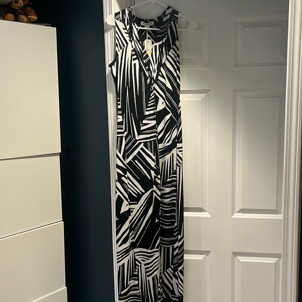 Beautiful black and white sun dress. Tages on, Never worn